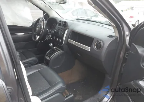 2017 Jeep Compass Latitude 4X4 z USA, uszkodzony, nr VIN 1C4NJDEB1HD204413